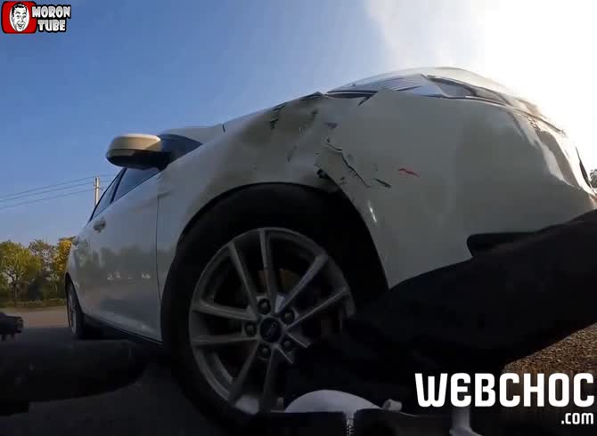 Video :When a motorcyclist gets cut off by a car, the driver dares to bitch at him once again!
